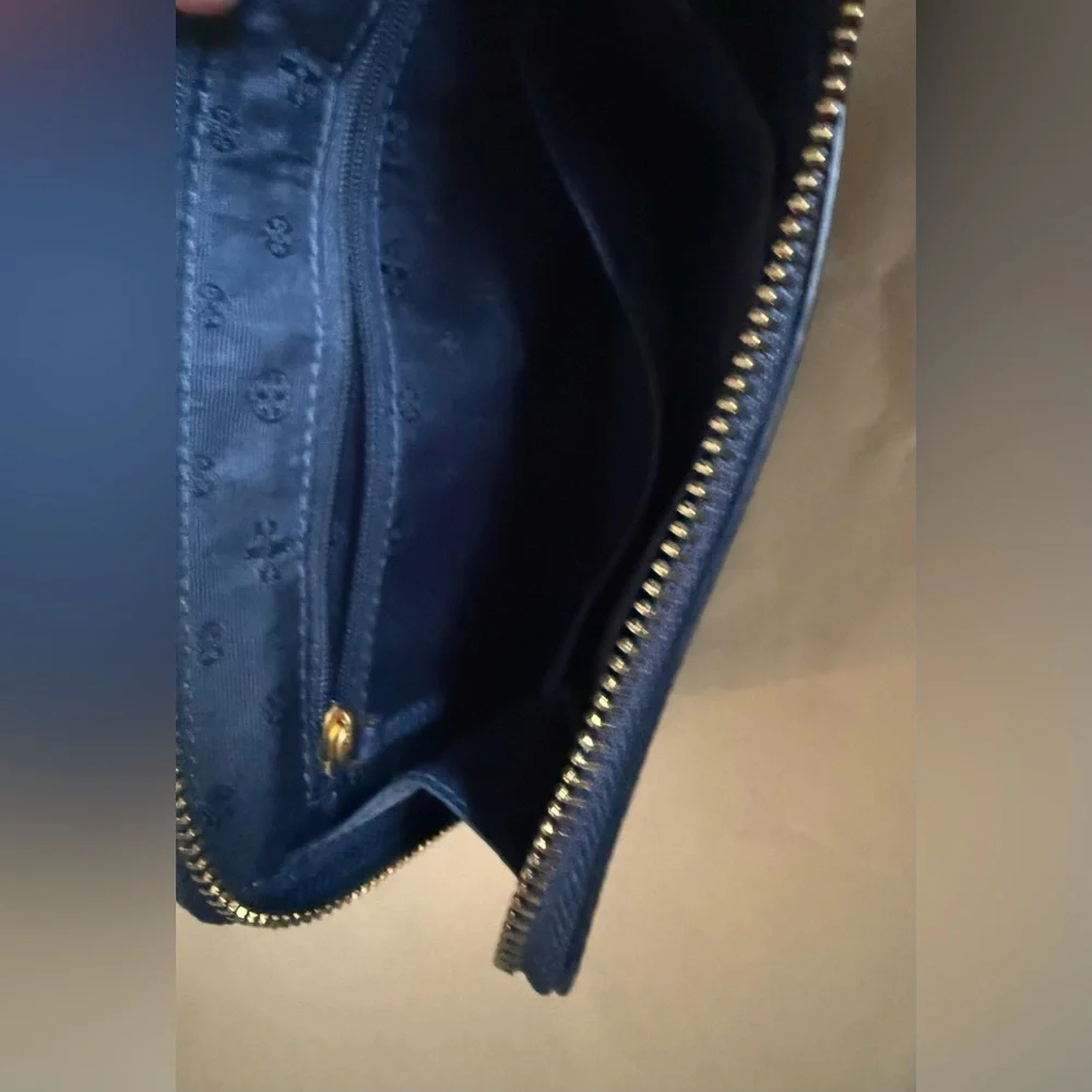 Tory Burch Britton Large Zip Pouch, Leather with gold hardware in Royal Navy - Picture 3 of 6